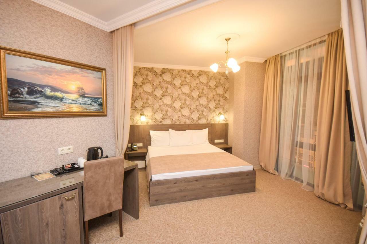 Old Garden Hotel バトゥーミ エクステリア 写真